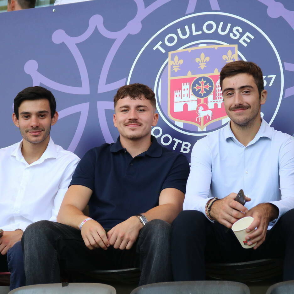 Etudiants sur le terrain TFC Campus AMOS Toulouse