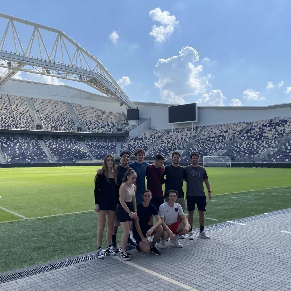 Groupe Etudiants AMOS Séminaire Etranger Visite Stade