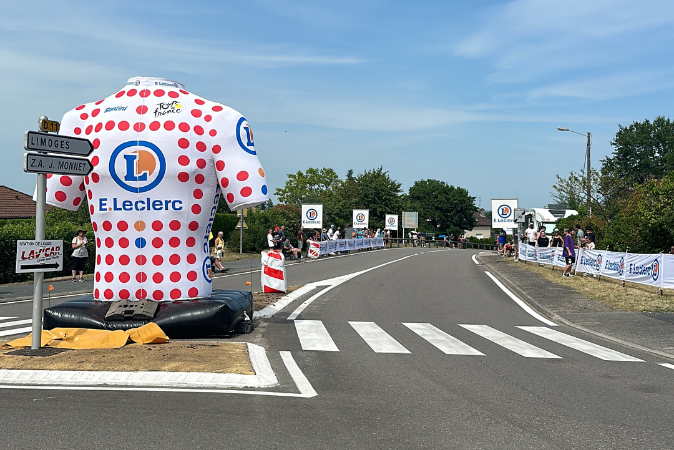 énorme maillot gonflable tour de france 2023