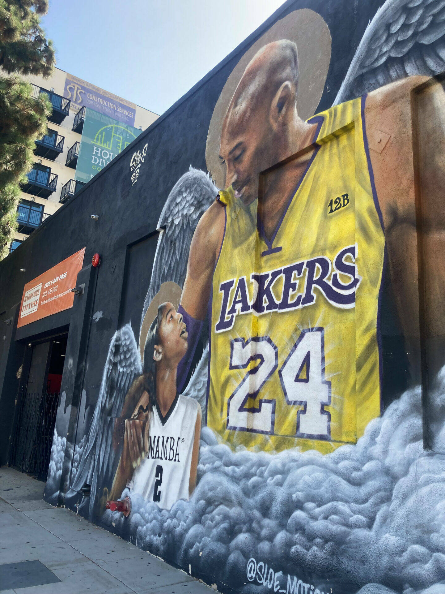 kobe-bryant-and-his-daughter-la-street-art.jpg