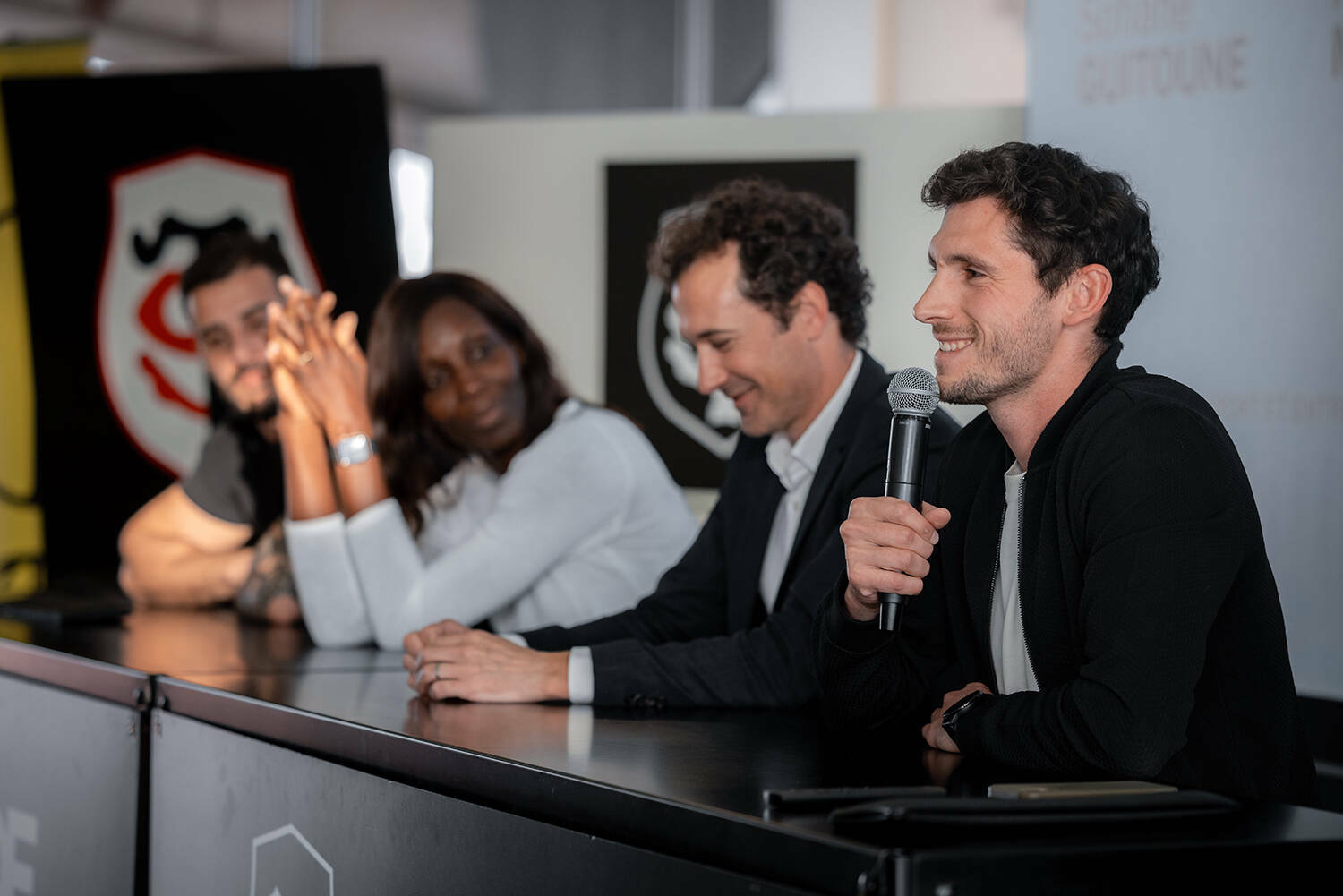 amos-toulouse_table-ronde_micro-2.jpg