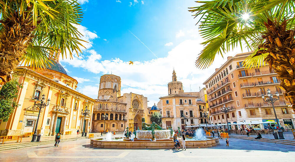 panoramic-view-of-plaza-de-la-virgen-square-of-virgin-saint-mary-and-valencia-old-town.jpg