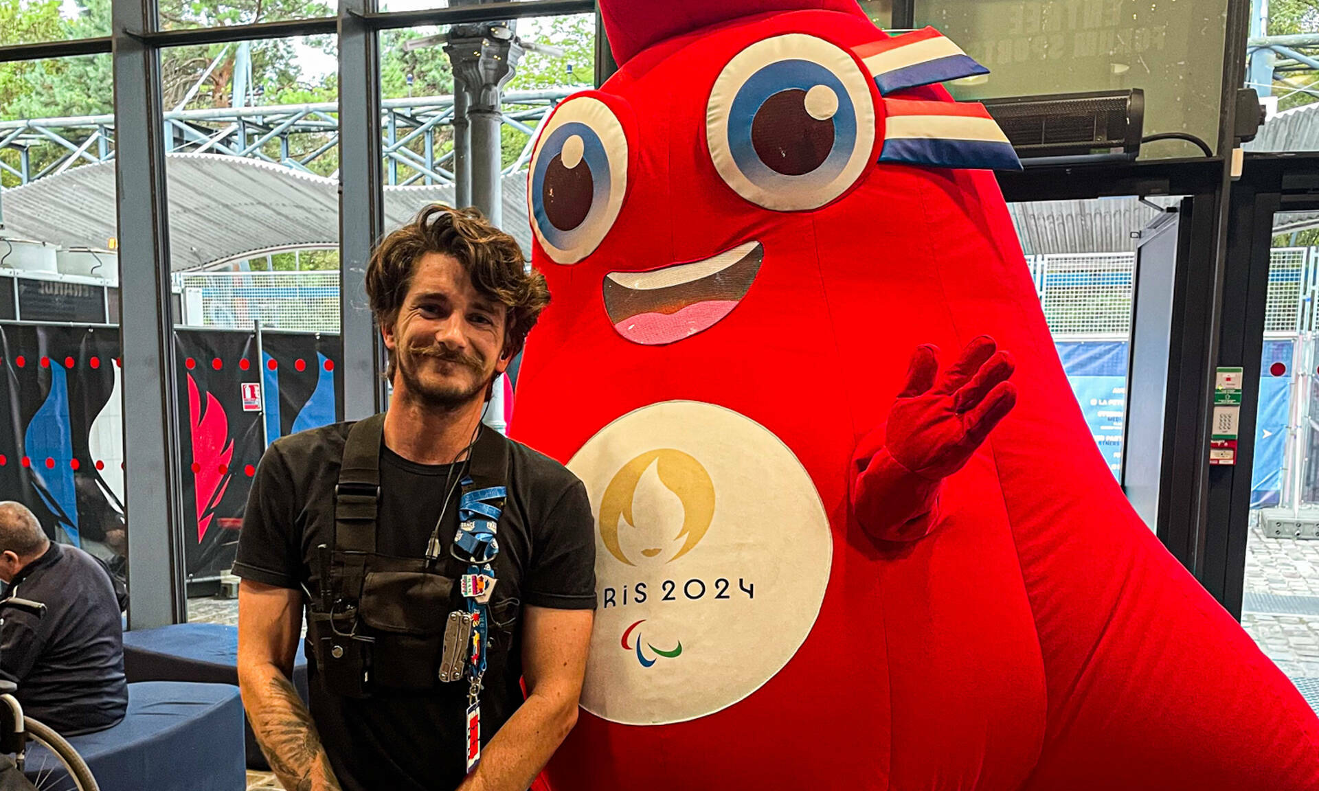 Thomas avec la mascotte de Paris 2024 - Thomas Baghe : expert et passionné d'événementiel - AMOS Marseille