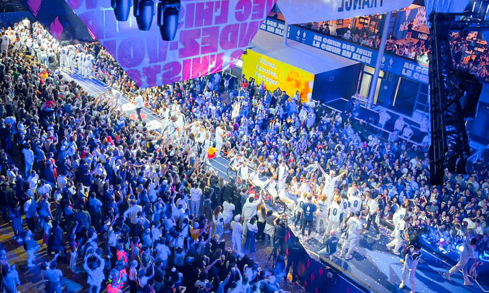 Défilé des athlètes au club france - Thomas Baghe : expert et passionné d'événementiel - AMOS Marseille