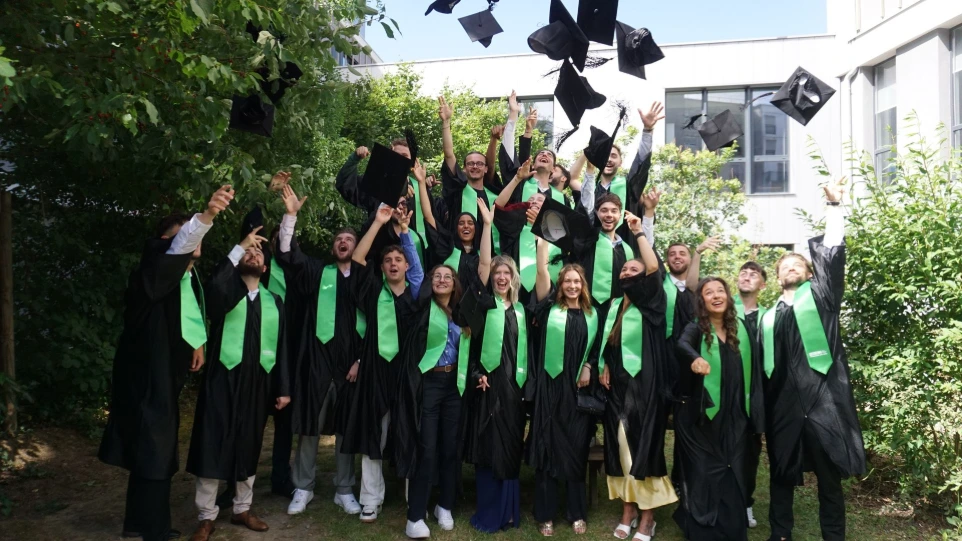 Lancer de chapeaux des diplômés d'AMOS Strasbourg