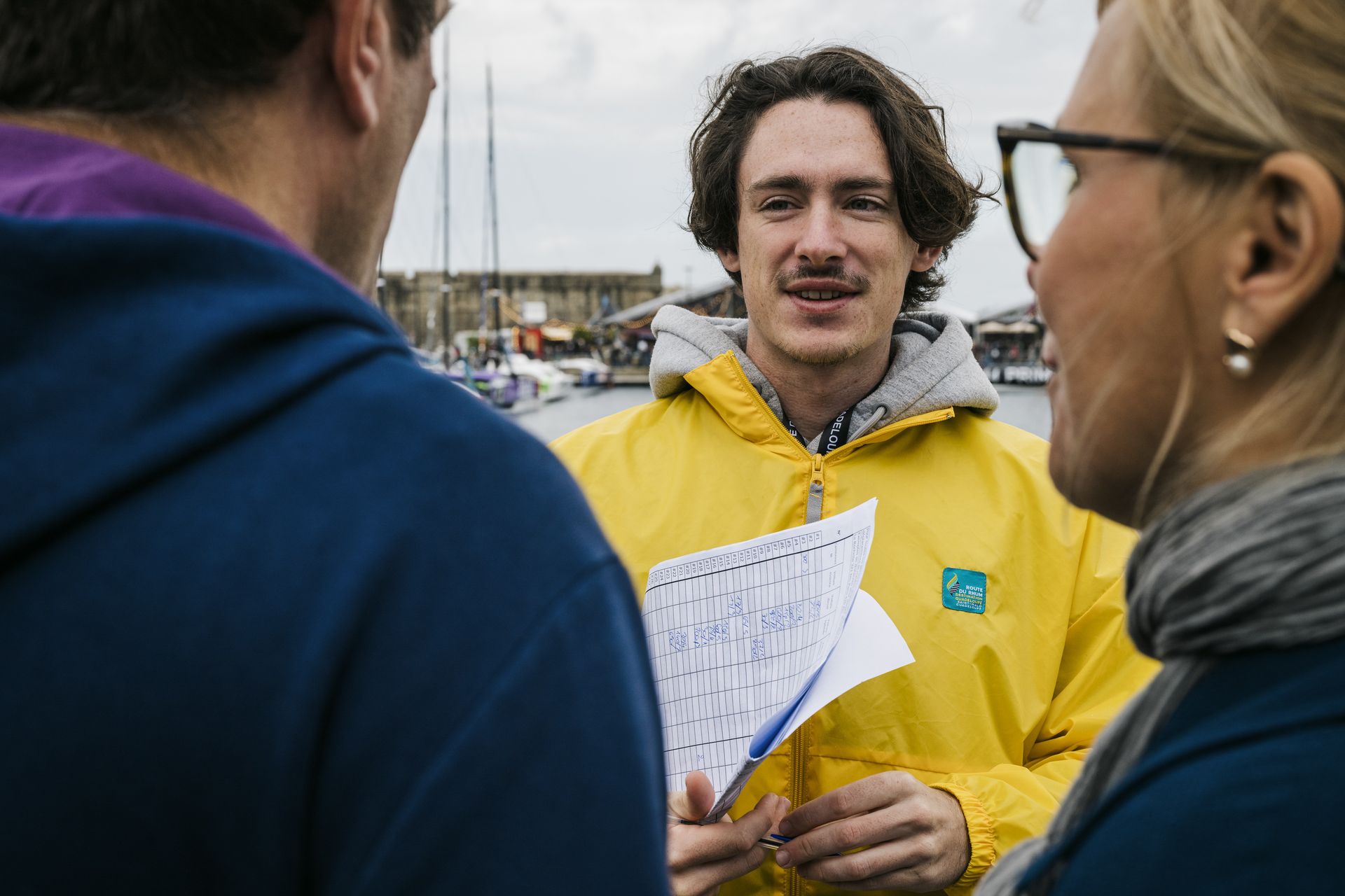 Volontaire menant une enquête auprès des visiteurs du village Route du Rhum