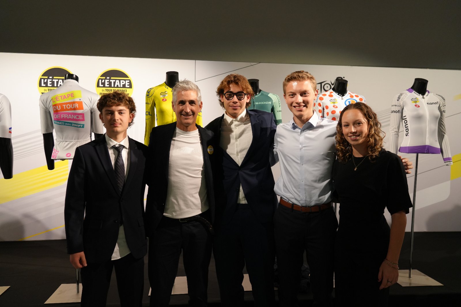 Étudiants d'AMOS devant les nouveaux maillots distinctifs Castelli du Tour de France 2027