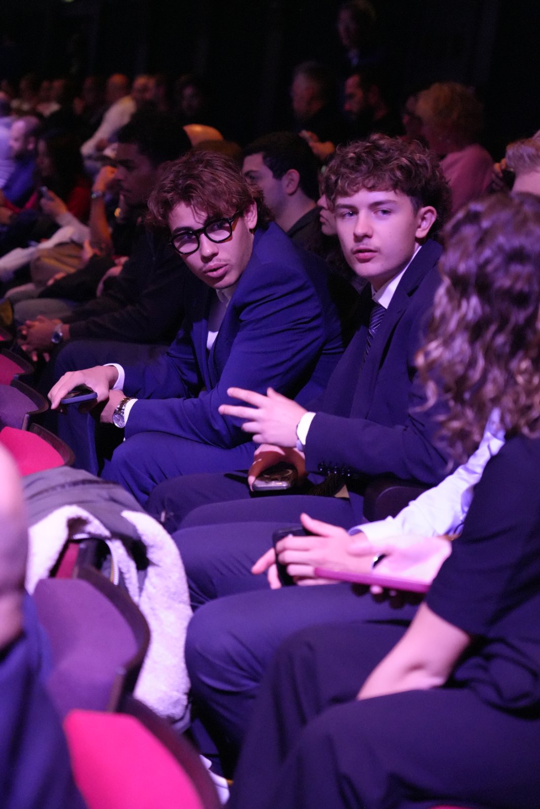 Étudiants d'AMOS dans la salle lors de la présentation officielle du Tour de France 2027